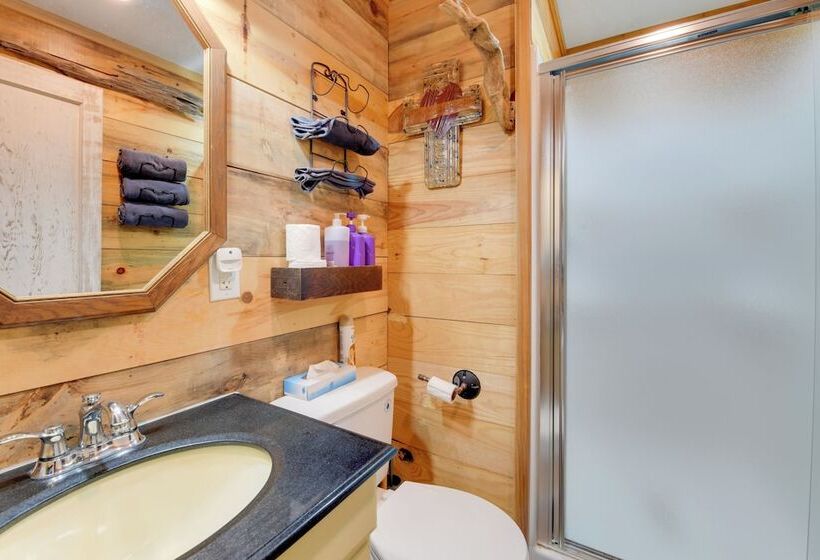 Relaxing Cosby Cabin W/ Fire Pit & Covered Porch!