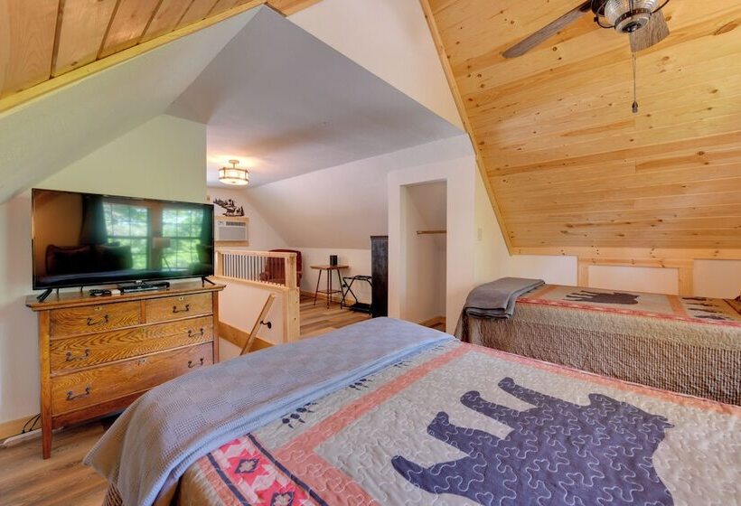 Relaxing Cosby Cabin W/ Fire Pit & Covered Porch!