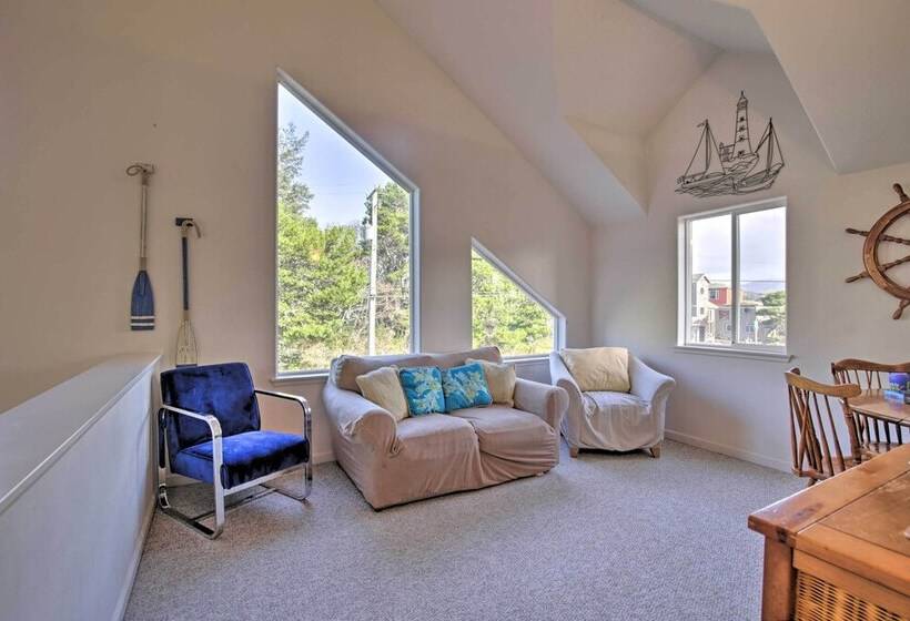 Relaxing Lincoln City Coastal Escape Near Beach!