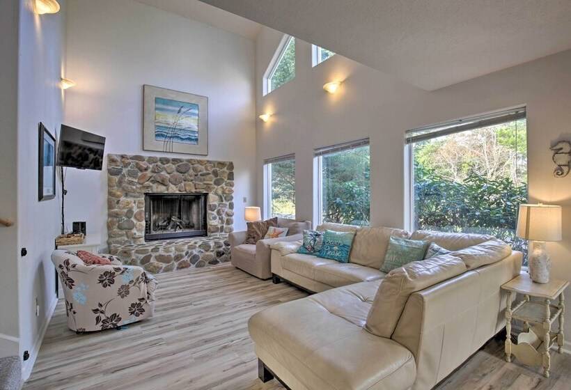 Relaxing Lincoln City Coastal Escape Near Beach!