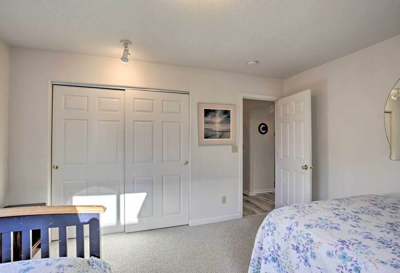 Relaxing Lincoln City Coastal Escape Near Beach!