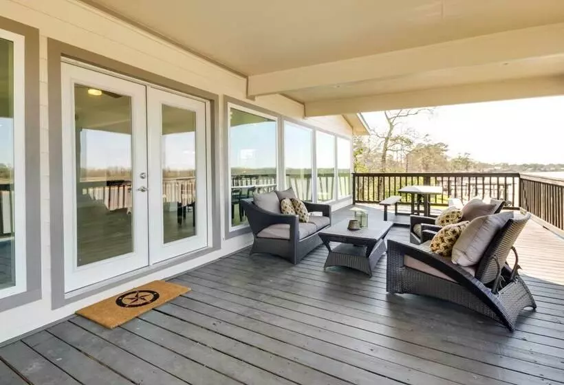 Spacious San Jacinto River Home W/ Waterfront Deck