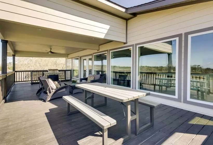 Spacious San Jacinto River Home W/ Waterfront Deck