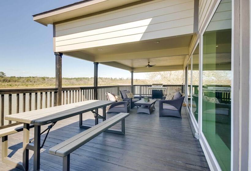 Spacious San Jacinto River Home W/ Waterfront Deck