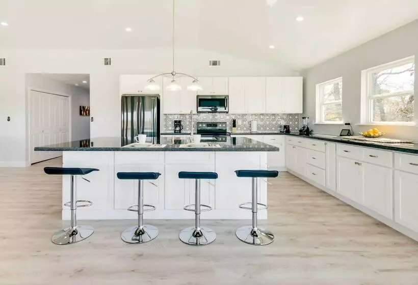 Spacious San Jacinto River Home W/ Waterfront Deck