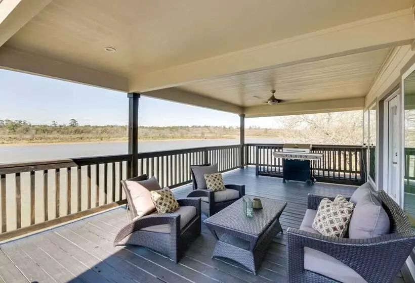 Spacious San Jacinto River Home W/ Waterfront Deck
