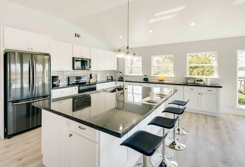 Spacious San Jacinto River Home W/ Waterfront Deck