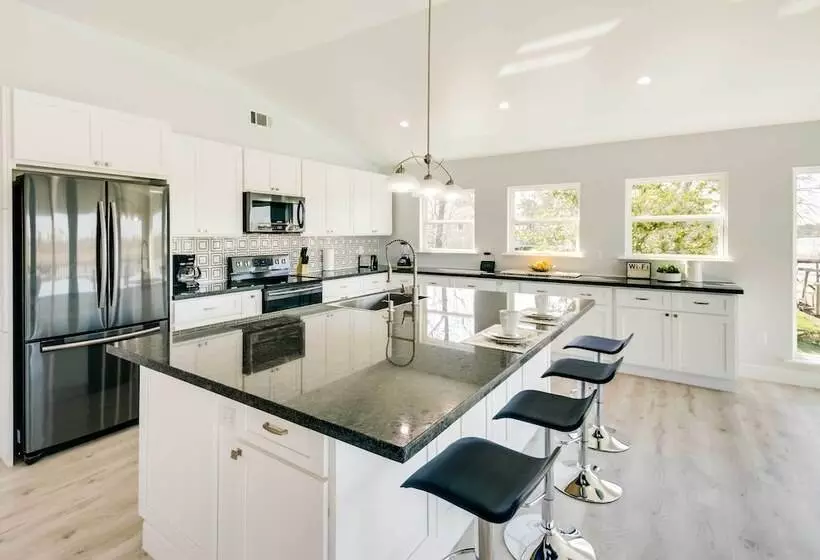 Spacious San Jacinto River Home W/ Waterfront Deck