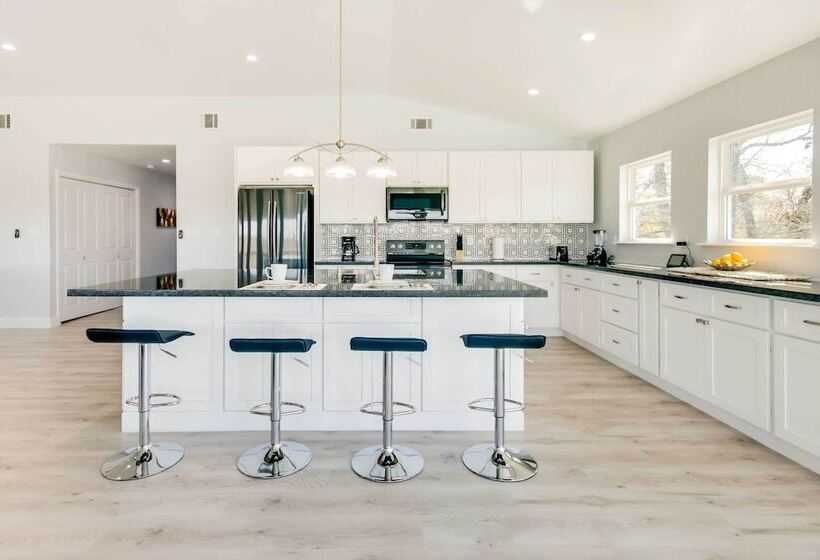 Spacious San Jacinto River Home W/ Waterfront Deck