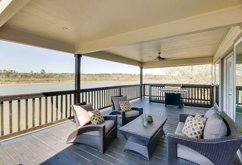 Spacious San Jacinto River Home W/ Waterfront Deck