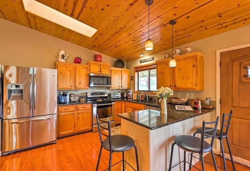 Strawberry Hideaway In The Pines W/ Hot Tub!