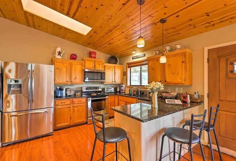 Strawberry Hideaway In The Pines W/ Hot Tub!