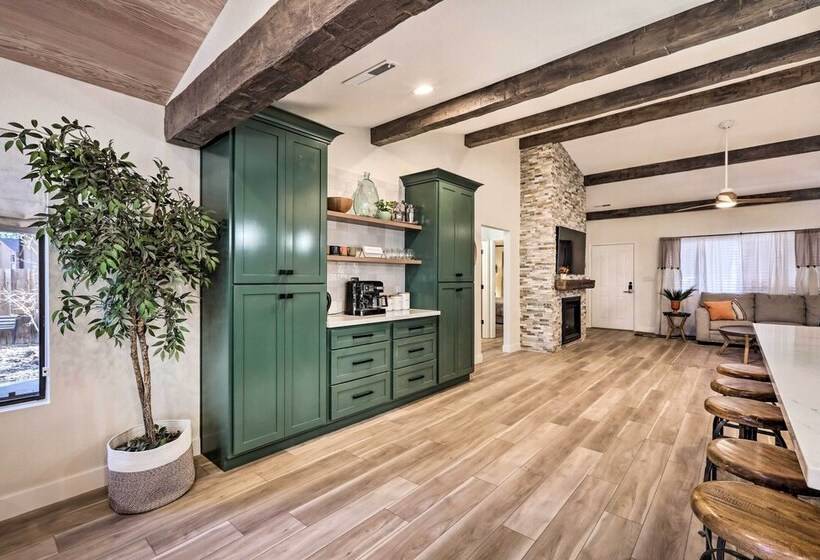 Stylish Flagstaff Hideaway W/ Hot Tub & Fire Pit!
