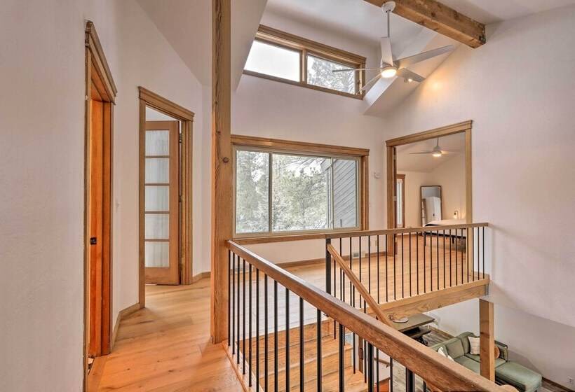 The Evergreen House: 5 Acres, Hot Tub, & Ac!