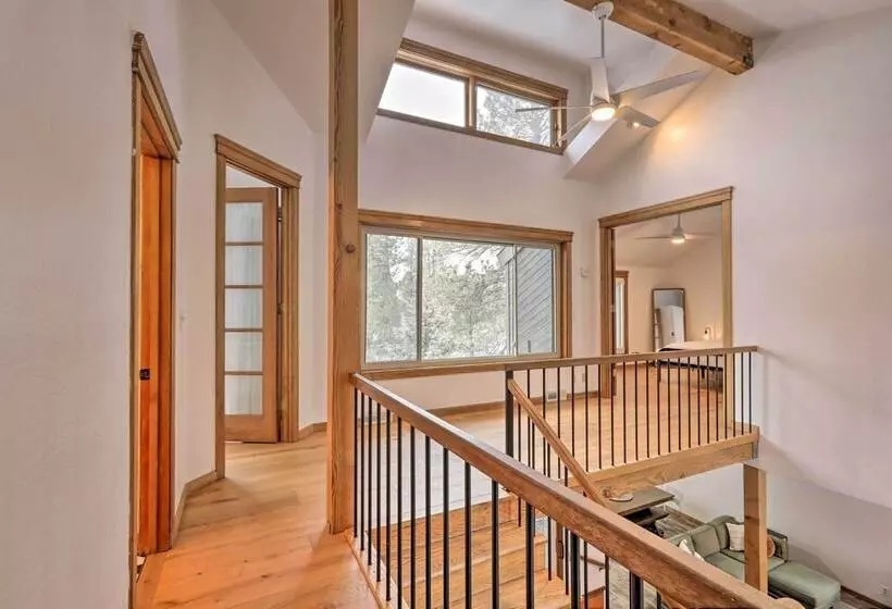 The Evergreen House: 5 Acres, Hot Tub, & Ac!
