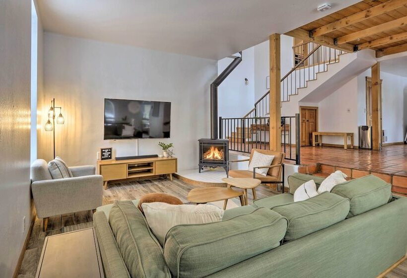 The Evergreen House: 5 Acres, Hot Tub, & Ac!