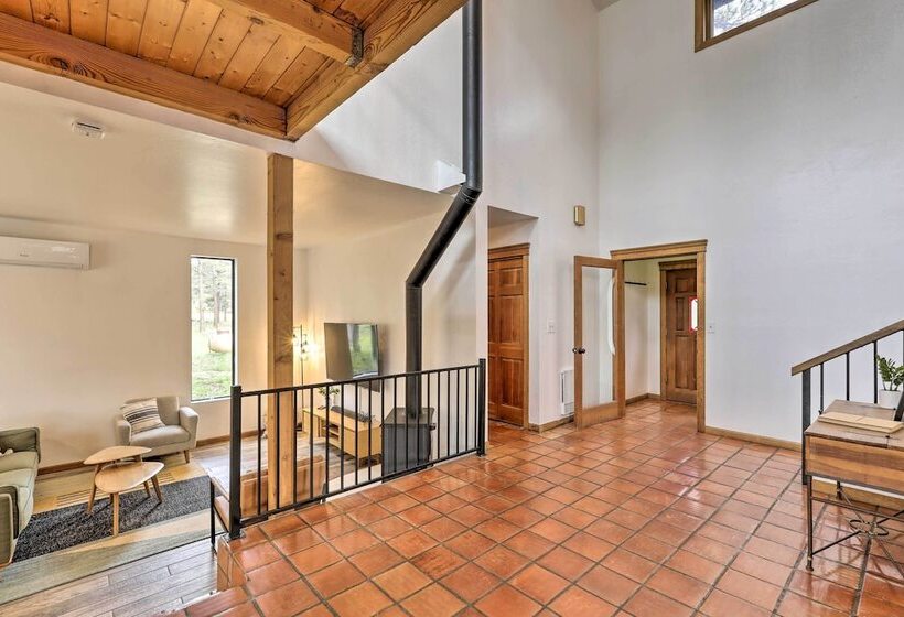 The Evergreen House: 5 Acres, Hot Tub, & Ac!