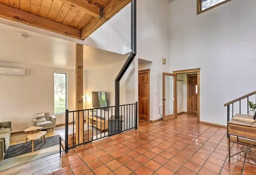 The Evergreen House: 5 Acres, Hot Tub, & Ac!