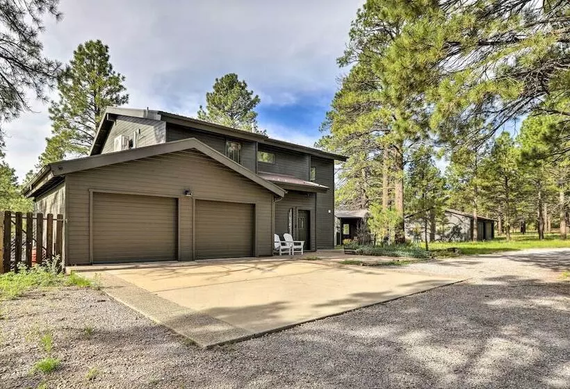 The Evergreen House: 5 Acres, Hot Tub, & Ac!
