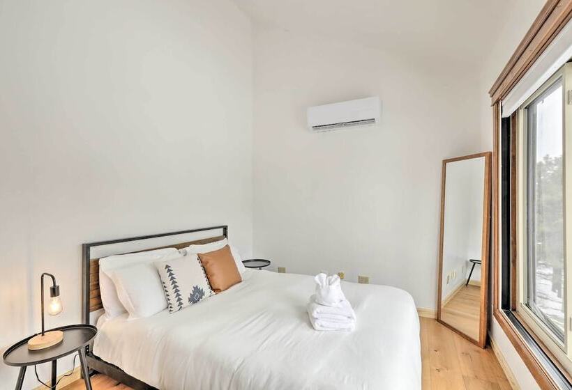 The Evergreen House: 5 Acres, Hot Tub, & Ac!