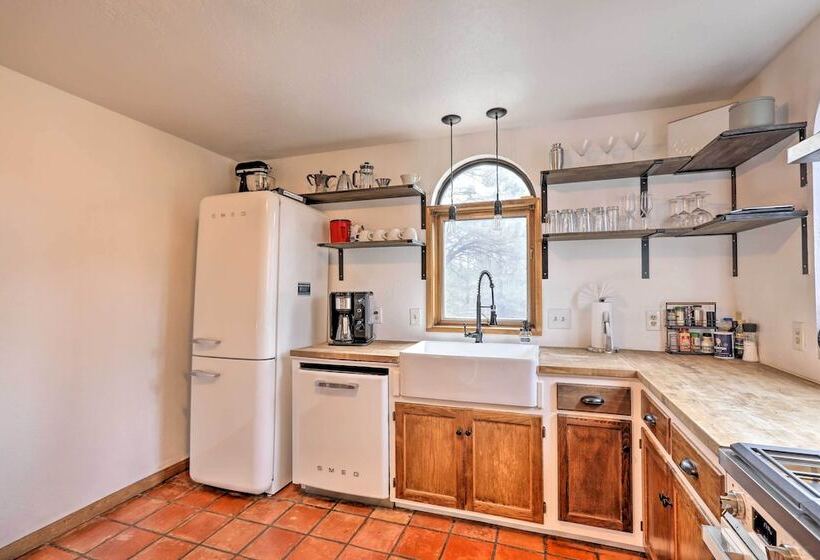 The Evergreen House: 5 Acres, Hot Tub, & Ac!