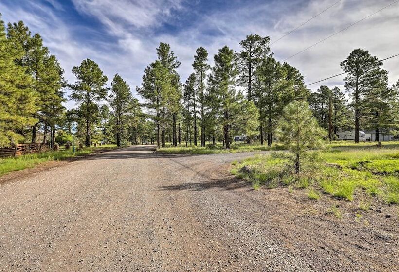 The Evergreen House: 5 Acres, Hot Tub, & Ac!