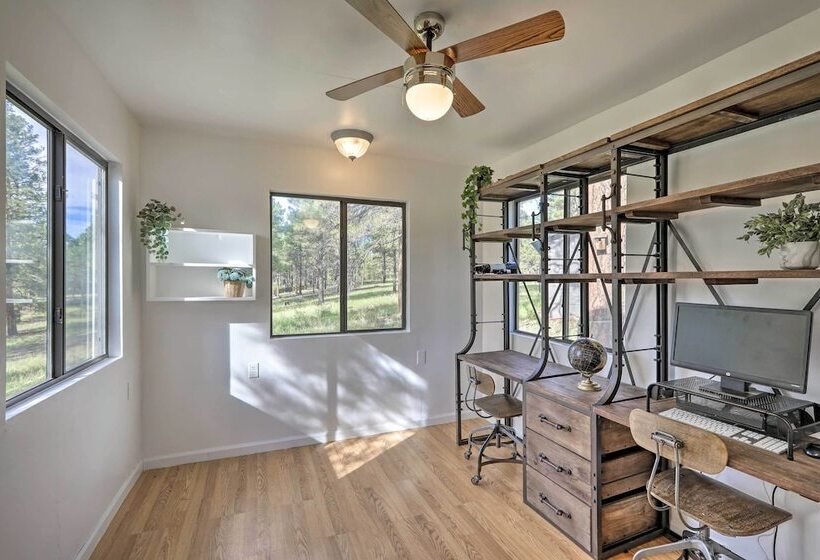 The Evergreen House: 5 Acres, Hot Tub, & Ac!