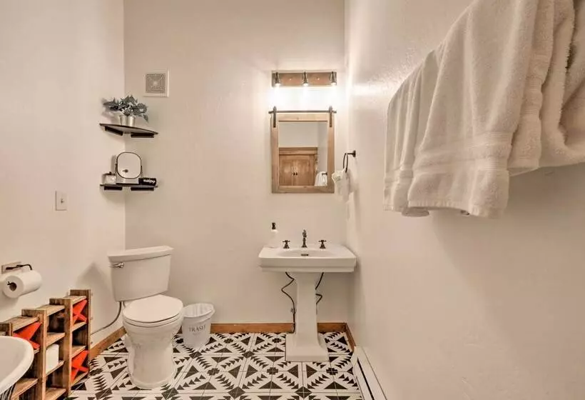 The Evergreen House: 5 Acres, Hot Tub, & Ac!