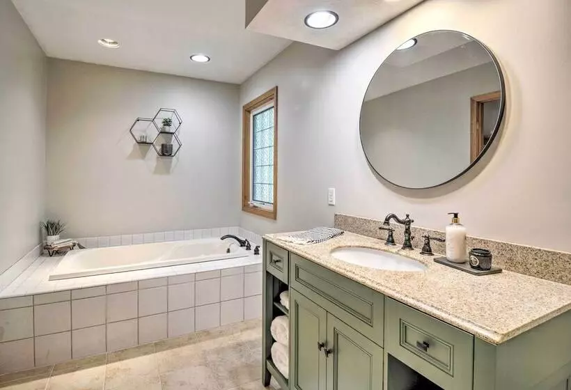 Upscale Family Cottage < 1 Mi To Higgins Lake