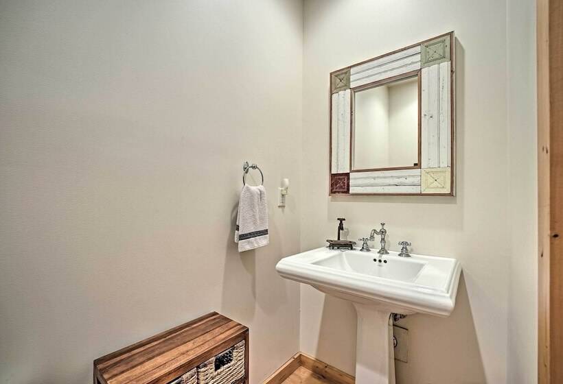 Upscale Family Retreat W/ Fire Pit, Walk To Beach!