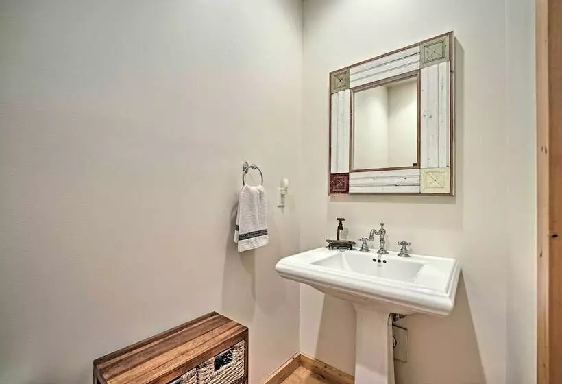 Upscale Family Retreat W/ Fire Pit, Walk To Beach!