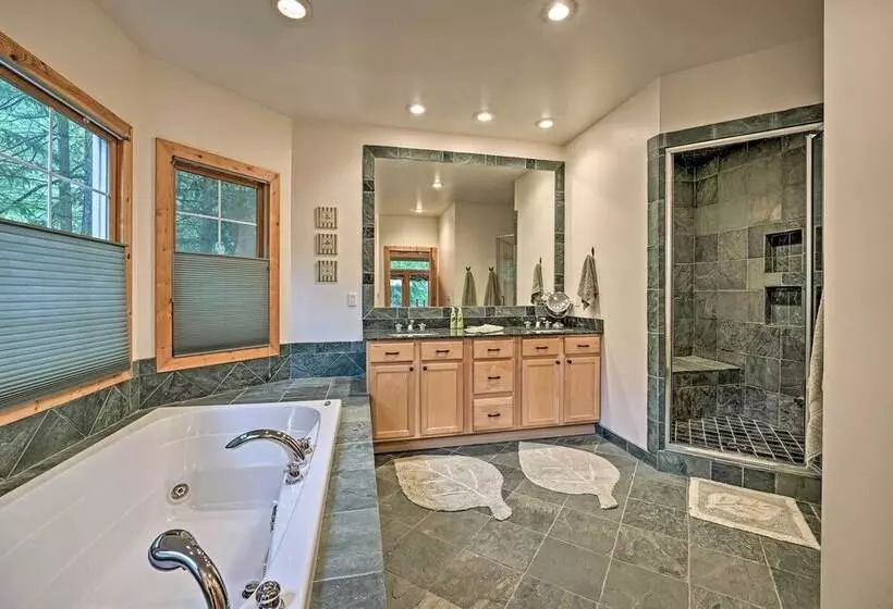 Upscale Family Retreat W/ Fire Pit, Walk To Beach!