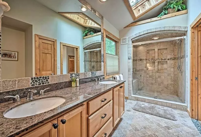 Upscale Family Retreat W/ Fire Pit, Walk To Beach!