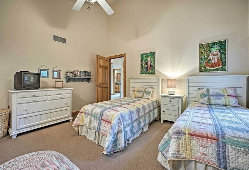 Upscale Family Retreat W/ Fire Pit, Walk To Beach!