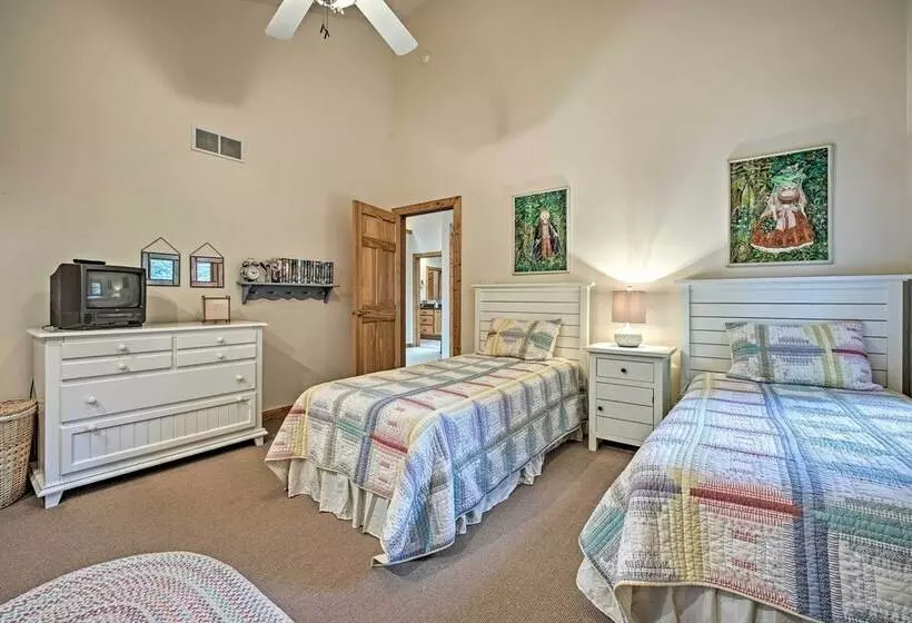 Upscale Family Retreat W/ Fire Pit, Walk To Beach!