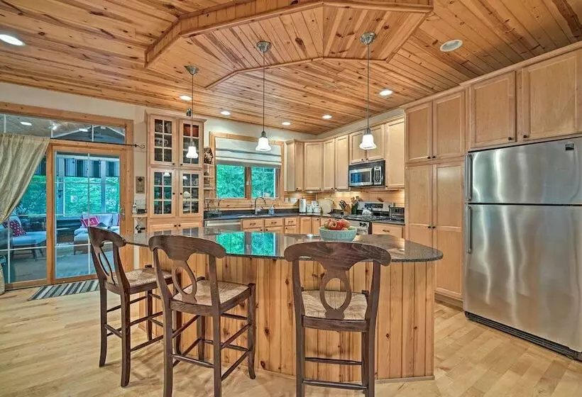 Upscale Family Retreat W/ Fire Pit, Walk To Beach!