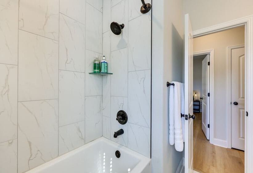 Biking Haven: Charming Bella Vista Home W/ Games!