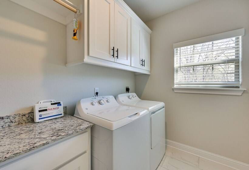 Biking Haven: Charming Bella Vista Home W/ Games!