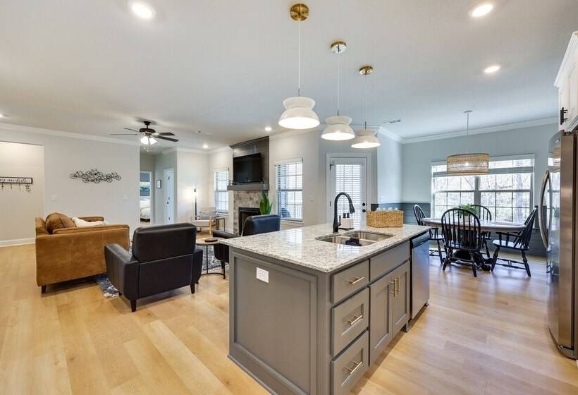 Biking Haven: Charming Bella Vista Home W/ Games!