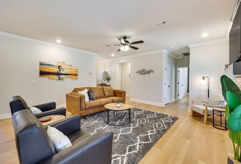 Biking Haven: Charming Bella Vista Home W/ Games!