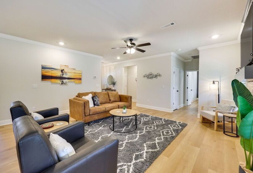 Biking Haven: Charming Bella Vista Home W/ Games!