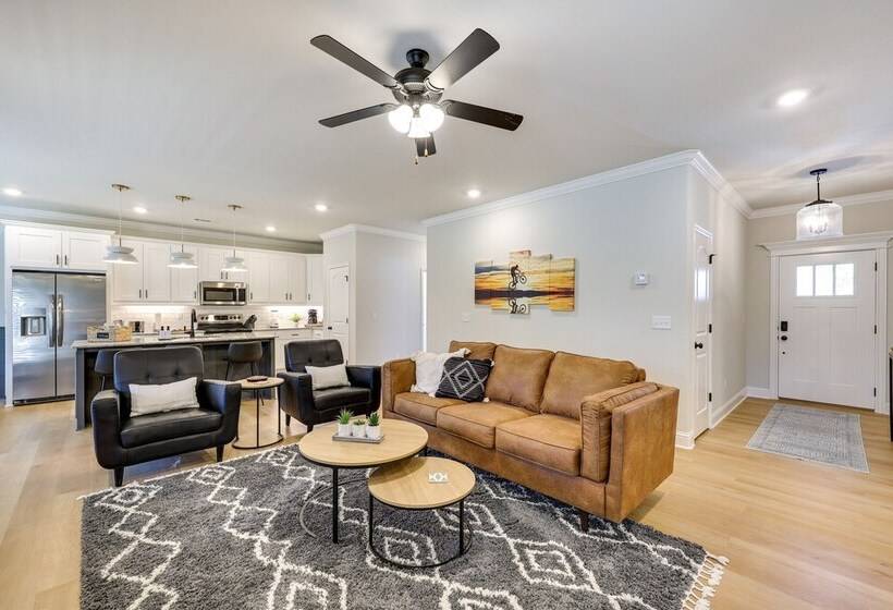 Biking Haven: Charming Bella Vista Home W/ Games!