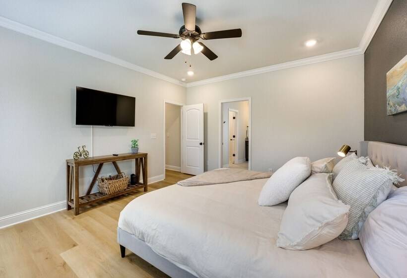 Biking Haven: Charming Bella Vista Home W/ Games!