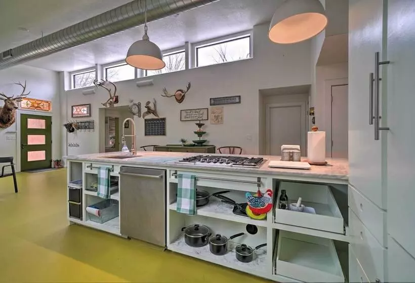 Bohemian Home W/ Screened Porch, 3 Mi To Lake!