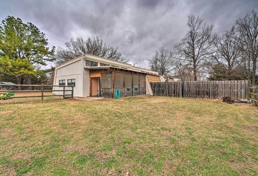 Bohemian Home W/ Screened Porch, 3 Mi To Lake!