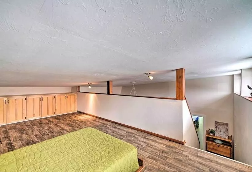 Bohemian Home W/ Screened Porch, 3 Mi To Lake!