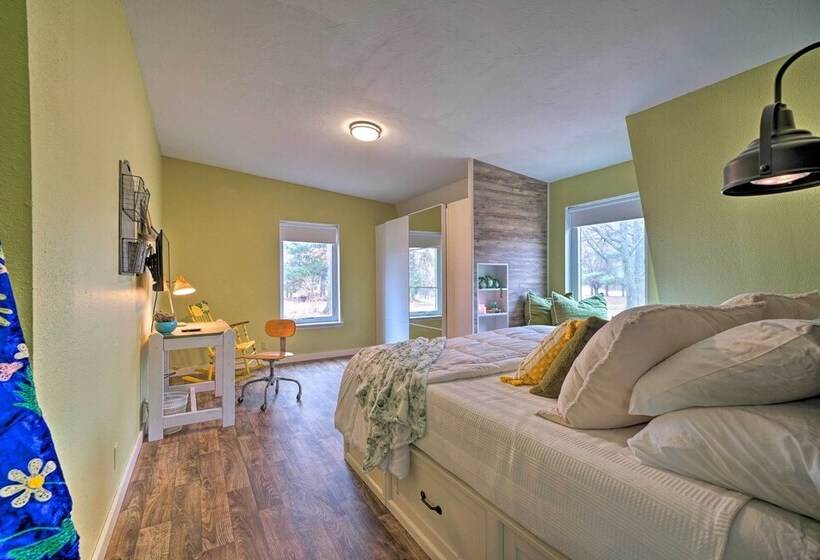 Bohemian Home W/ Screened Porch, 3 Mi To Lake!