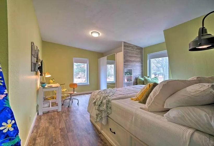 Bohemian Home W/ Screened Porch, 3 Mi To Lake!