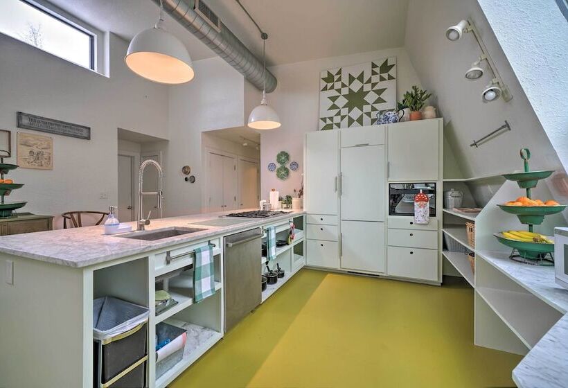 Bohemian Home W/ Screened Porch, 3 Mi To Lake!