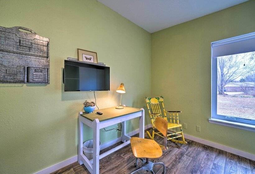 Bohemian Home W/ Screened Porch, 3 Mi To Lake!